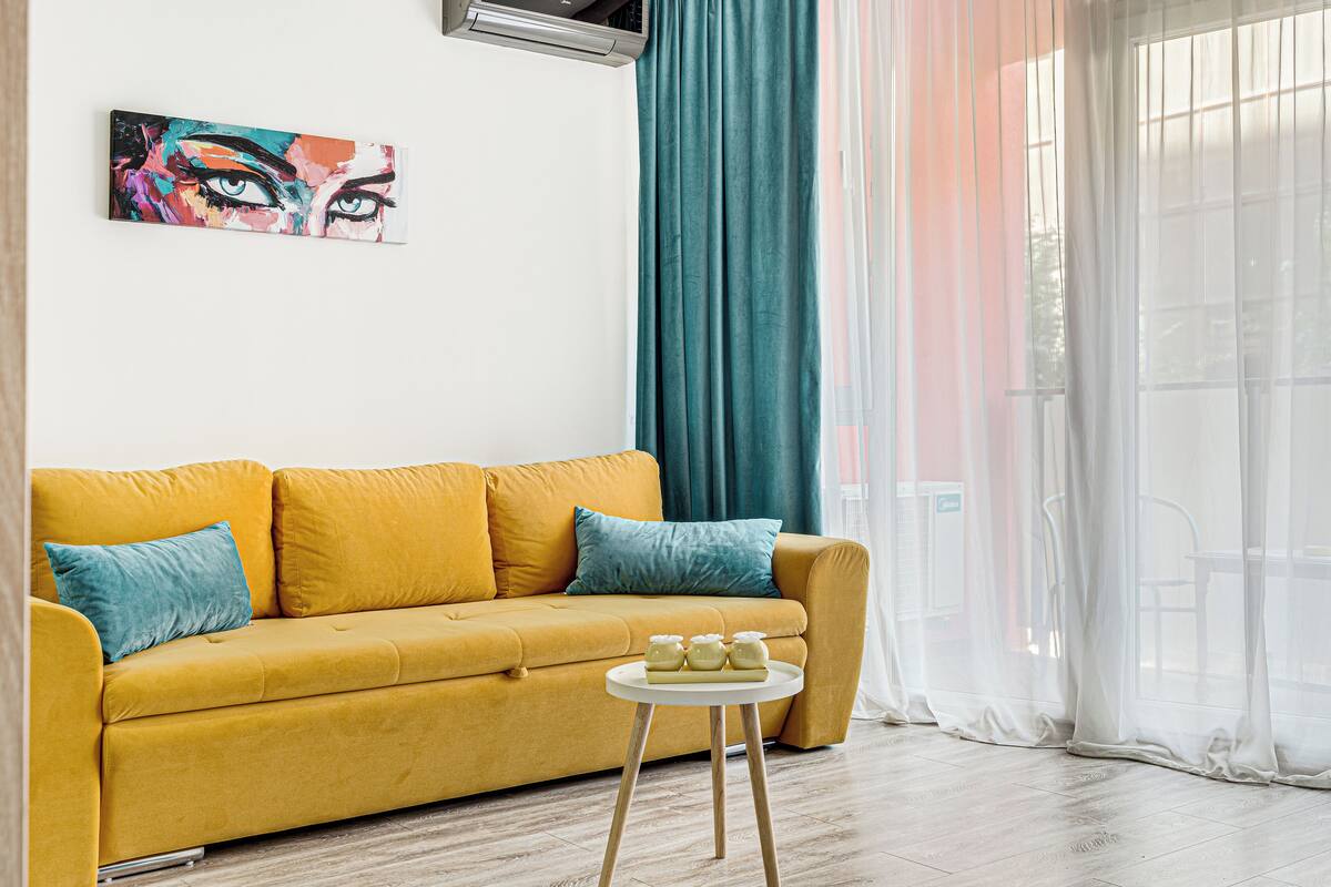 Superior-Apartment, Balkon, Blick auf den Innenhof | Wohnbereich | Fernseher