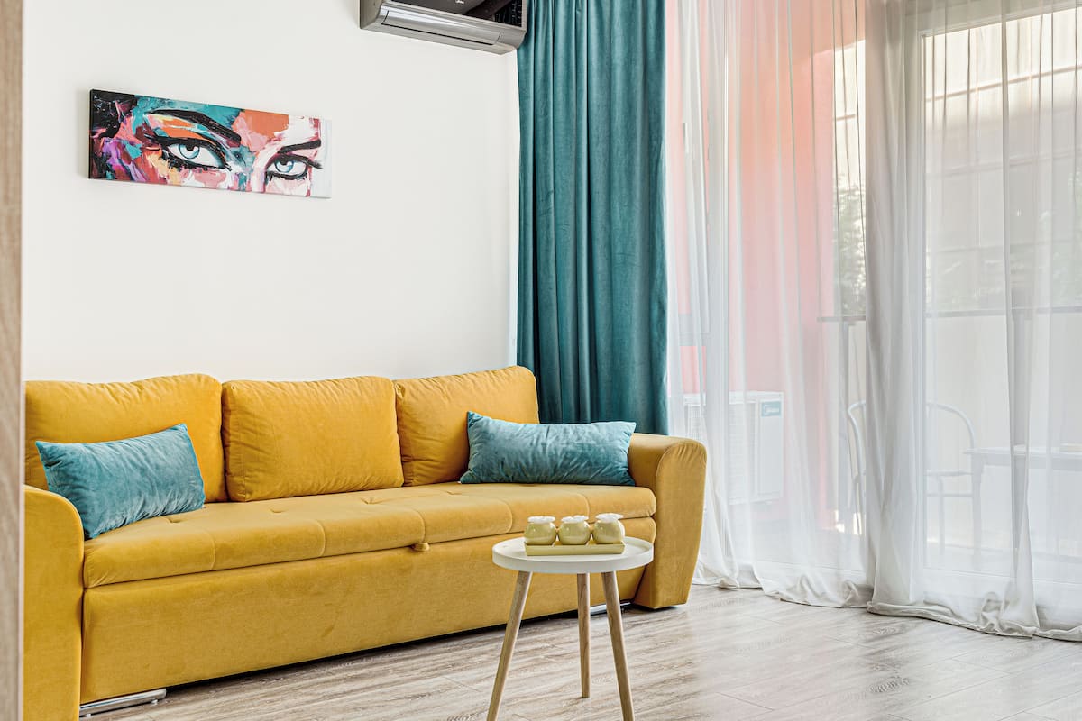 Apartamento superior, sacada, vista para o pátio | Área de estar