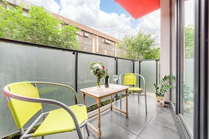Apartamento superior, sacada, vista para o pátio | Terraço/pátio