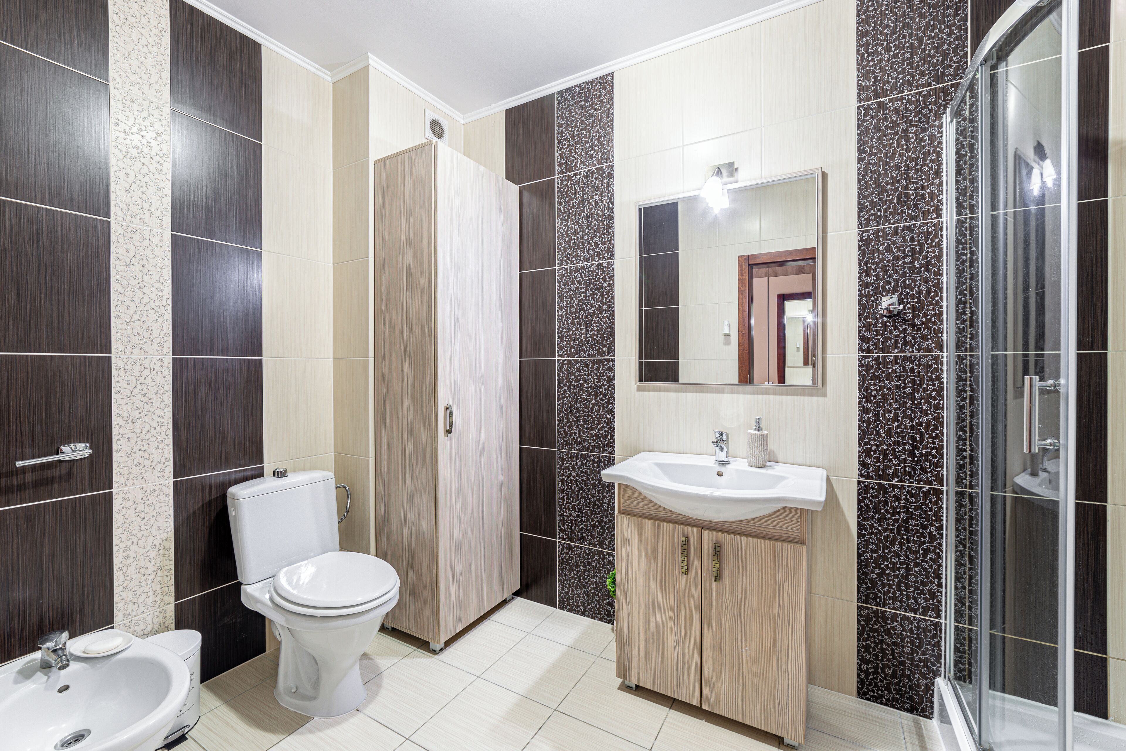 Un baño moderno con inodoro, lavabo y ducha.