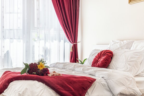 Espacio para trabajar con laptop y tabla de planchar con plancha