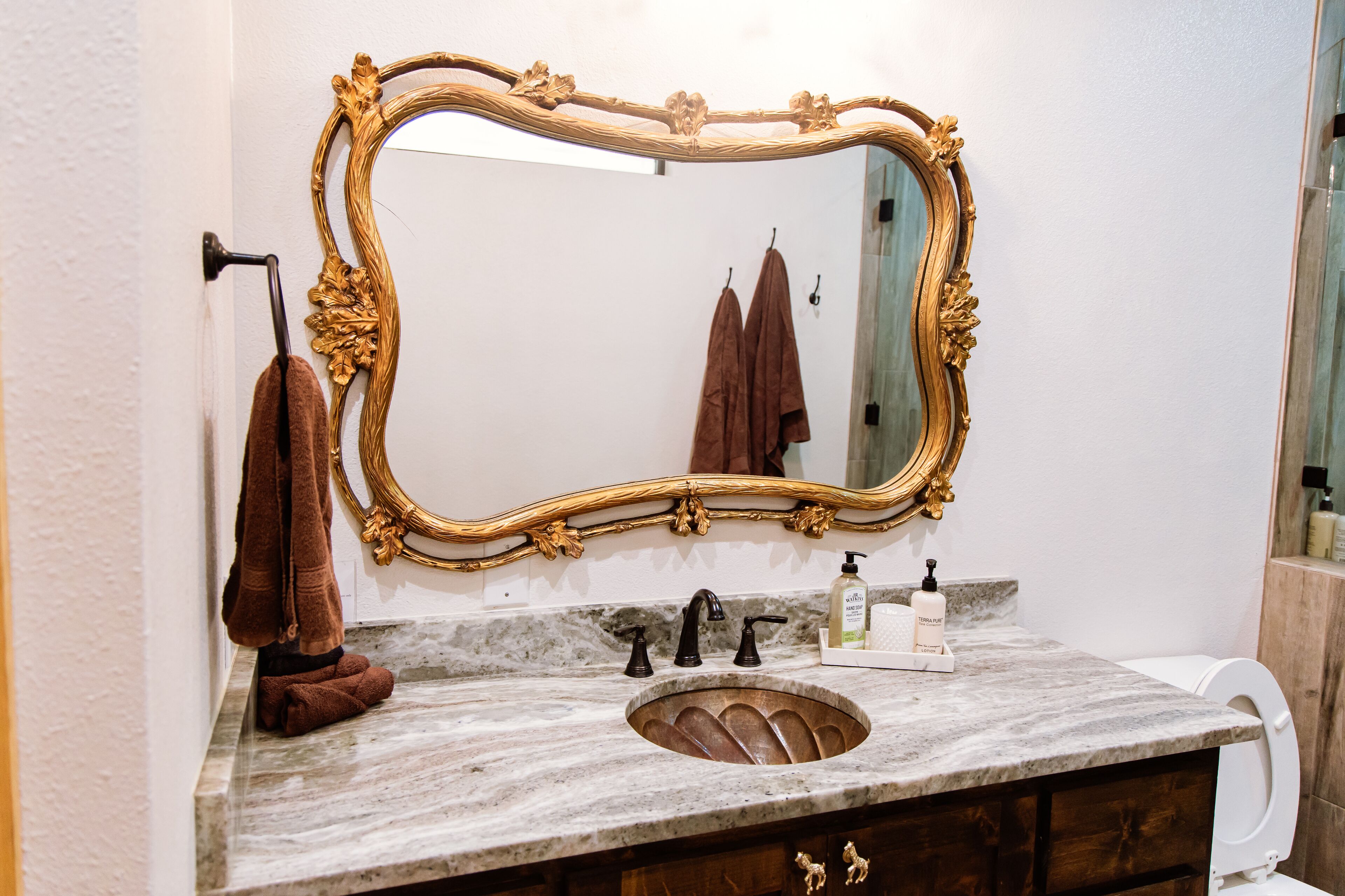 Douche, sèche-cheveux, serviettes fournies, savon