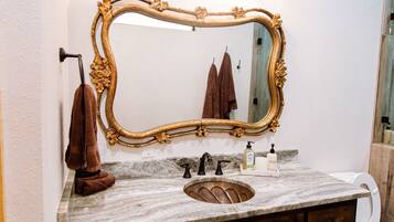 Douche, sèche-cheveux, serviettes fournies, savon