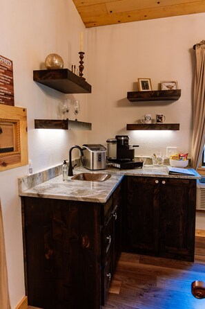 Fridge, coffee/tea maker, cookware/dishes/utensils, ice maker