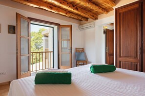 4 bedrooms, iron/ironing board, Internet, bed sheets