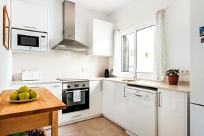 Kühlschrank, Mikrowelle, Geschirrspüler, Toaster