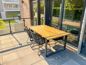 Outdoor dining - Pier 1: 200m to the sea, sun terrace with garden, sauna (first floor) (Scharbeutz)