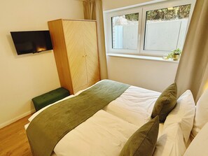 2 bedrooms, iron/ironing board, travel cot, free WiFi