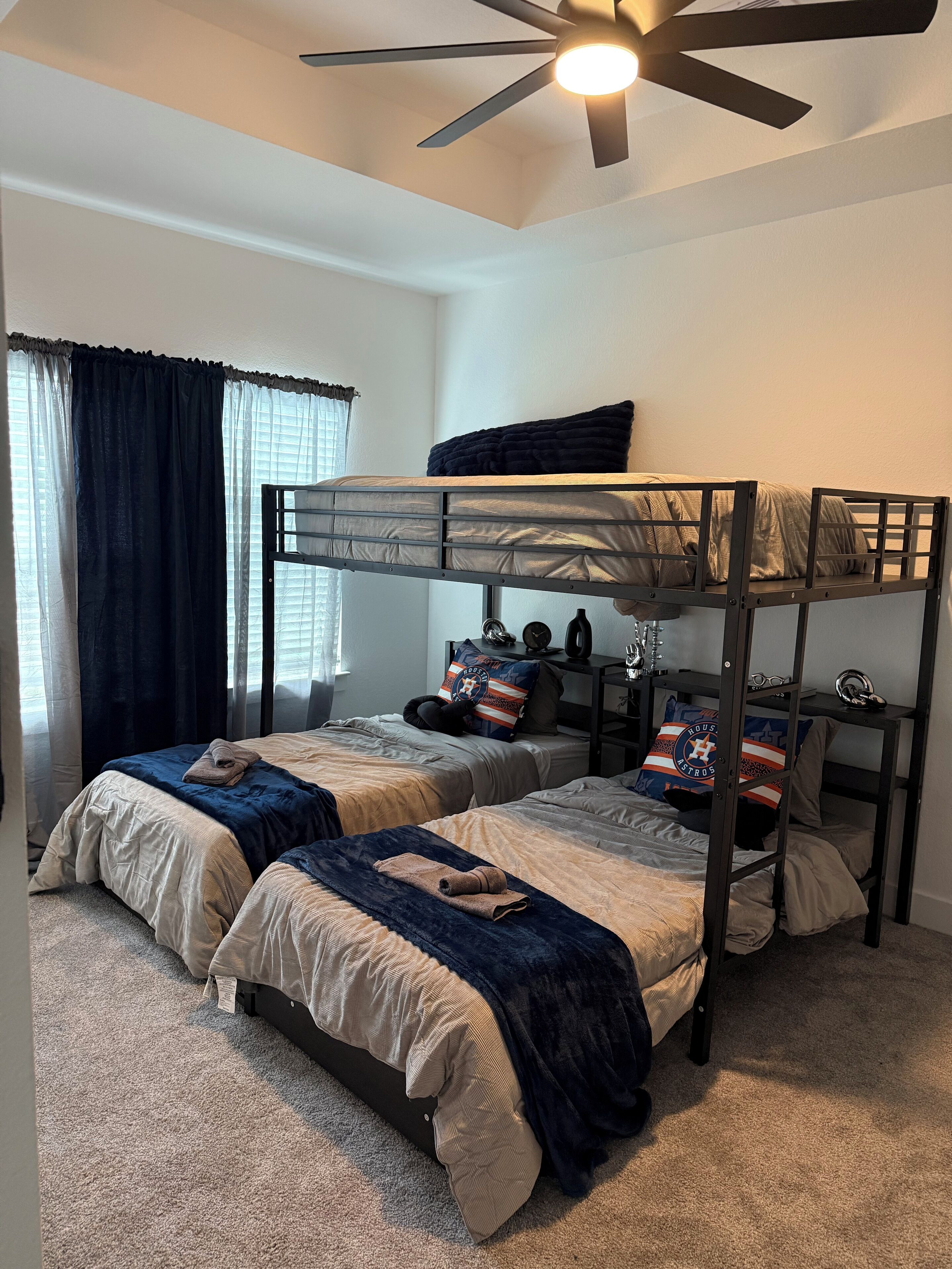 3 habitaciones, tabla de planchar con plancha, wifi y ropa de cama 