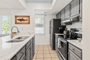 Fridge, microwave, oven, stovetop - Beautiful Villa with Spectacular Marsh Views and Community Pool (Seabrook Island)