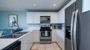 Fridge, microwave, stovetop, dishwasher