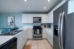 ثلاجة، ميكروويف، موقد طهي مسطح، غسالة أطباق