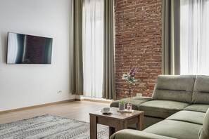 Superior Apartment, 1 Queen Bed with Sofa bed, Kitchen | Living area | 40-cm flat-screen TV with cable channels