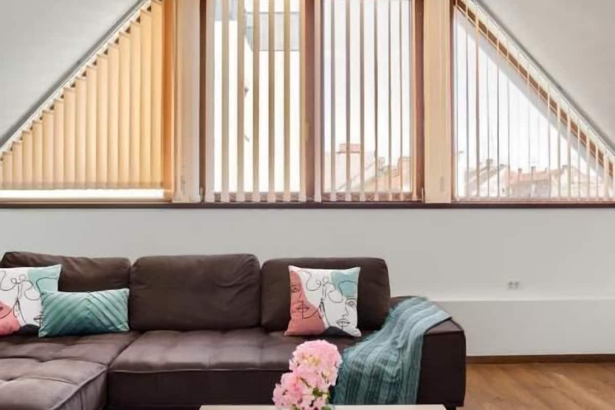 Familienapartment, 2 Schlafzimmer, Balkon, Stadtblick | Schreibtisch, laptopgeeigneter Arbeitsplatz, Bügeleisen/Bügelbrett