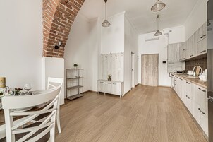 Apartamento superior, 1 cama Queen e sofá-cama, cozinha | Cozinha privada | Geladeira grande, fogão, cooktop, cafeteira/chaleira