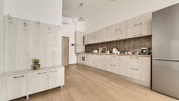 Superior-huoneisto, 1 keskisuuri parisänky ja vuodesohva, keittiö | Yksityinen keittiö | Täysikokoinen jääkaappi, uuni, liesi, kahvin-/teenkeitin