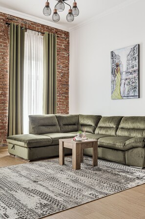 Superior-huoneisto, 1 keskisuuri parisänky ja vuodesohva, keittiö | Oleskelualue | 40–senttinen taulutelevisio, jossa kaapelikanavat