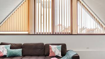 Departamento familiar, 2 habitaciones, balcón, vista a la ciudad | Área de sala de estar | Televisión de pantalla plana de 40 cm con canales por cable