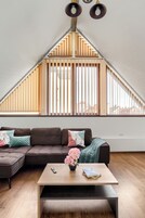 Apartamento família, 2 quartos, sacada, vista para a cidade | Área de estar | TV de tela plana 40 cm com canais a cabo