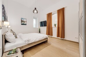 Apartament, 1 llit de matrimoni i sofà llit, cuina | Escriptori i espai de treball apte per a portàtils