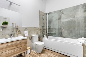 Family Apartment, 2 Bedrooms, Balcony, City View | Bathroom