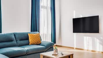 Apartment, 1 Queen Bed with Sofa bed, Balcony | Living room | 40-cm flat-screen TV with cable channels