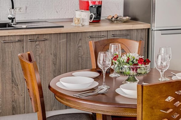 Apartment, 2 Schlafzimmer, Balkon | Wohnbereich