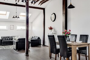 Apartament, 1 dormitori, vistes a la ciutat | Cuina privada | Frigorífic gran, forn, placa de cuina i cafetera i tetera
