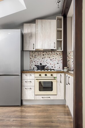 Perhehuoneisto, 2 makuuhuonetta, parveke, kaupunkinäköala | Yksityinen keittiö | Täysikokoinen jääkaappi, uuni, liesi, kahvin-/teenkeitin