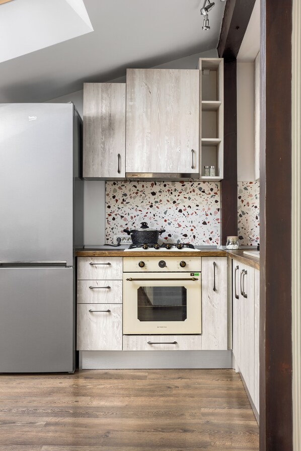 Apartament familiar, 2 dormitoris, balcó, vistes a la ciutat | Cuina privada | Frigorífic gran, forn, placa de cuina i cafetera i tetera