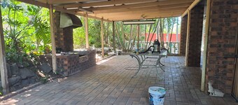 Gracelands Huge one bedroom apartment(left wing). One large Queen bedroom,