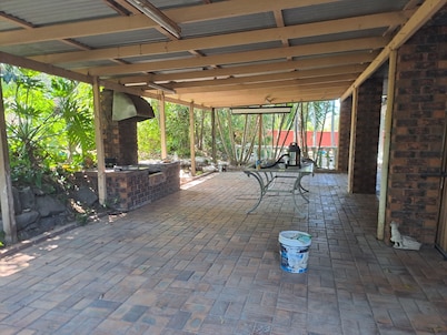 Gracelands Huge one bedroom apartment(left wing). One large Queen bedroom,