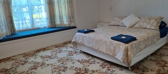 Gracelands Huge one bedroom apartment(left wing). One large Queen bedroom,