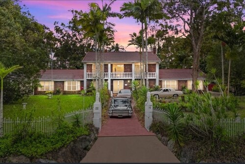 Gracelands Huge one bedroom apartment(left wing). One large Queen bedroom,