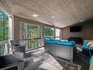 Interior - Indoor Pool-Sauna-Movie Theater Room-Bar-Sleeps 10 (Chagrin Falls)