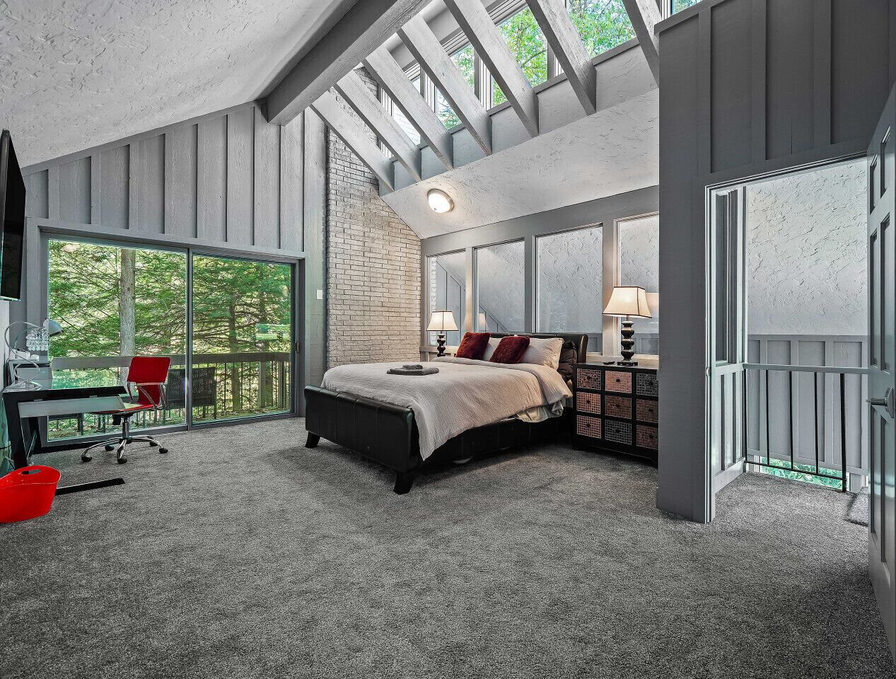 5 bedrooms, desk, iron/ironing board, travel crib