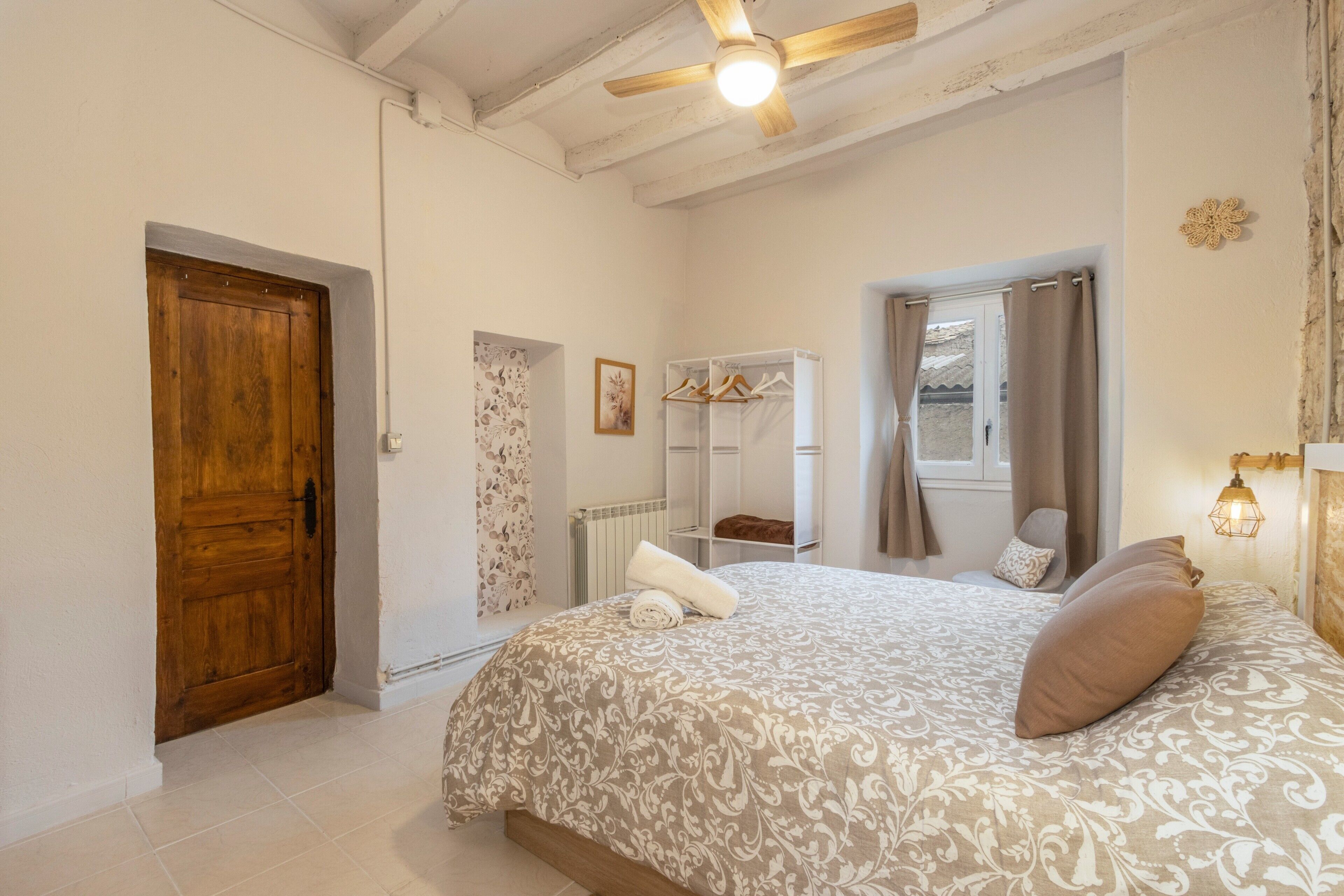 4 bedrooms, desk, iron/ironing board, WiFi