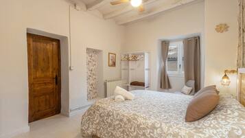 4 bedrooms, desk, iron/ironing board, WiFi