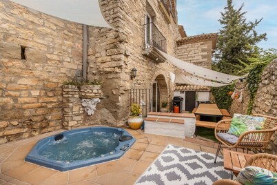 Rural House 'La Rectoria De Vicfred' with Mountain Views, Wi-Fi and Air Conditioning