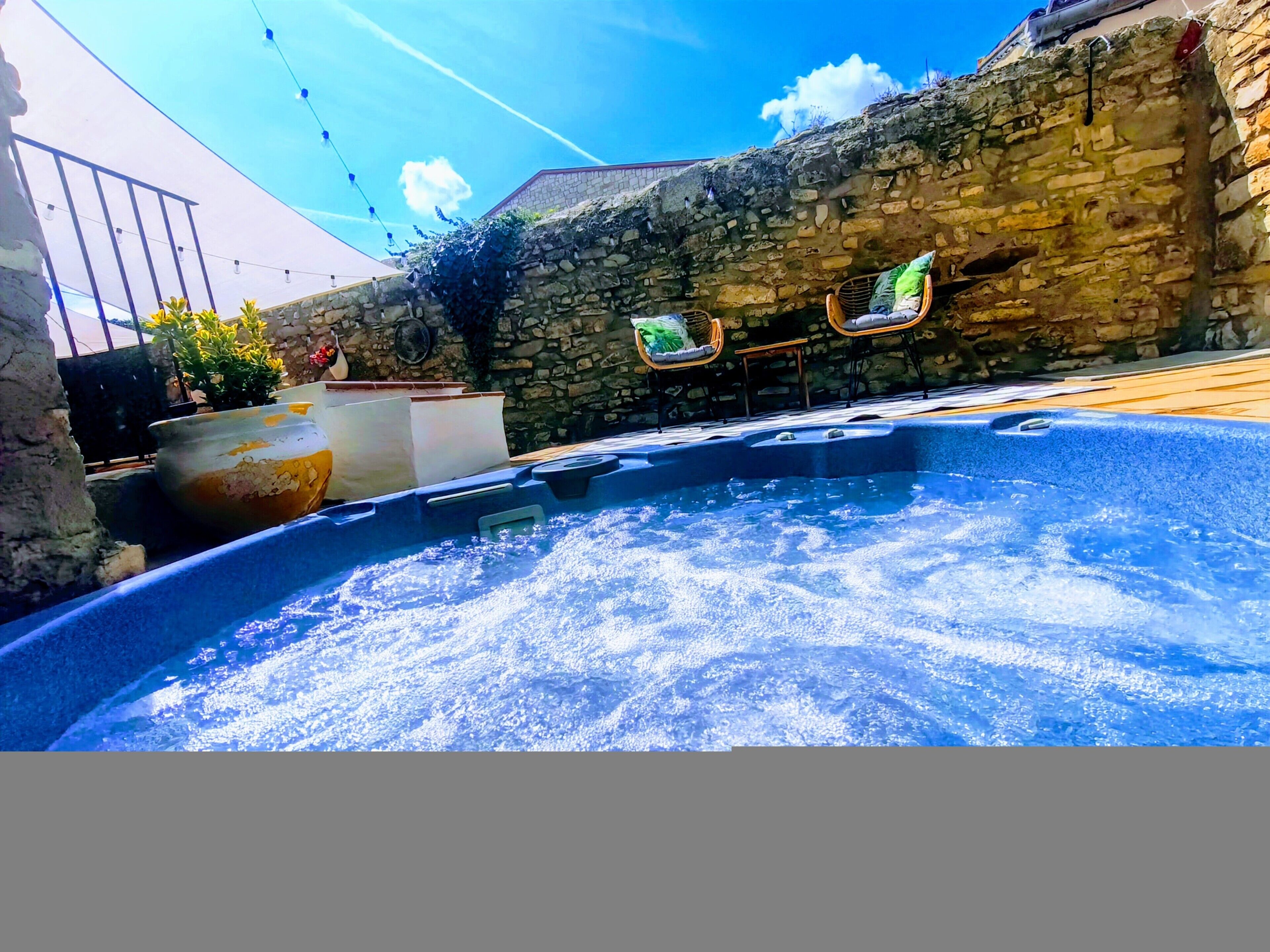 Outdoor spa tub