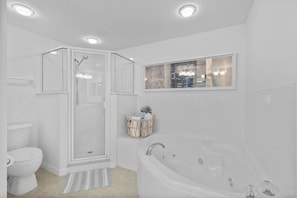 Douche, baignoire Ă jets, sĂšche-cheveux, serviettes fournies