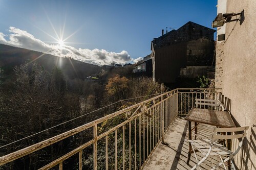 Appartement au Centre De La Salvetat sur Agout avec balcon Vue Montagne
