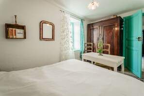 2 bedrooms, iron/ironing board