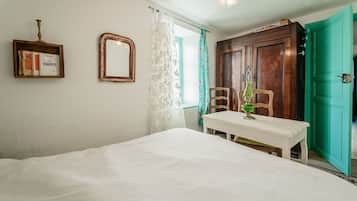 2 bedrooms, iron/ironing board, bed sheets