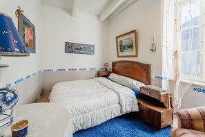 2 chambres, fer et planche à repasser, draps fournis