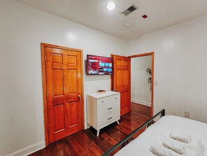 2 habitaciones, escritorio, tabla de planchar con plancha y wifi gratis 