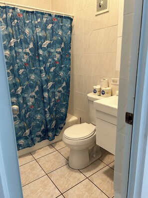 Haartrockner, Handtücher, Seife, Toilettenpapier