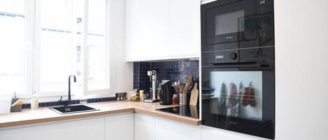 Jääkaappi, mikroaaltouuni, uuni, astianpesukone