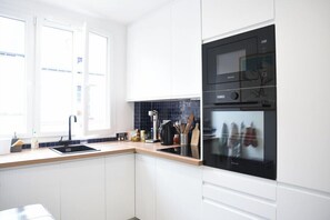Fridge, microwave, oven, dishwasher - Bright apartment in the heart of Batignolles (Paris)