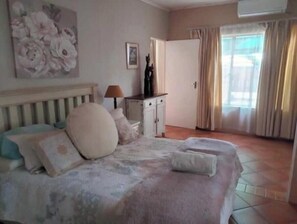 1 quarto, acesso à internet, roupa de cama